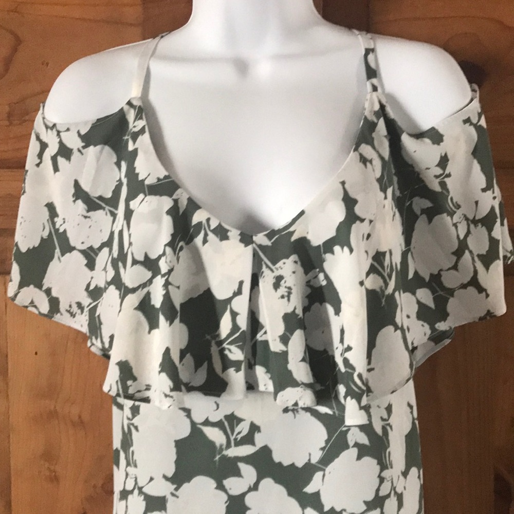 Flirty Cold Shoulder Top 💕